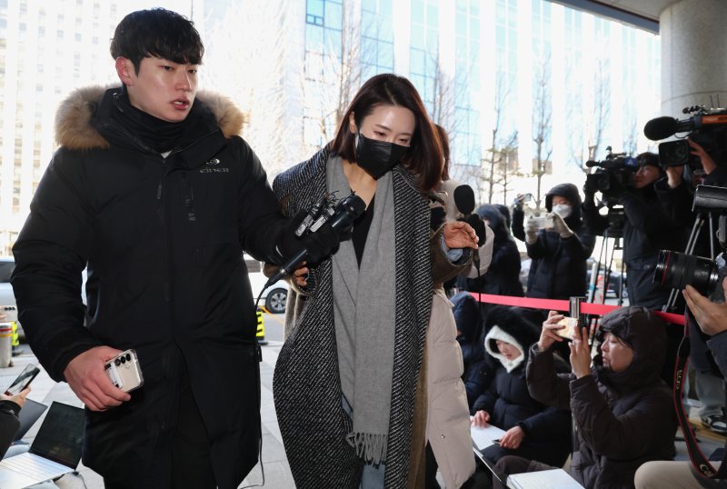 김병기 무소속 의원의 측근으로 알려진 이지희 동작구의회 부의장이 지난 21일 서울 마포구 서울경찰청 광역수사단 공공범죄수사대에 정치자금법 위반 혐의로 조사를 받기 위해 출석하고 있다. 뉴시스