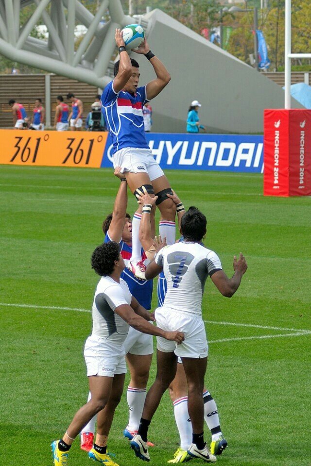 아시안 게임 남자 럭비 동메달리스트 윤태일(가운데)씨.뉴시스