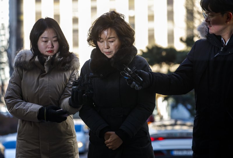 [서울=뉴시스] 정병혁 기자 = 공천 헌금 의혹을 받는 김경 전 서울시의원이 지난 29일 서울 마포구 공공범죄수사대에서 경찰 조사를 받기위해 출석하며 고개를 숙이고 있다 2026.01.29. jhope@newsis.com