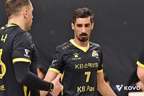 KB손해보험의 아시아 쿼터 선수 야쿱(오른쪽) (출처=연합뉴스)