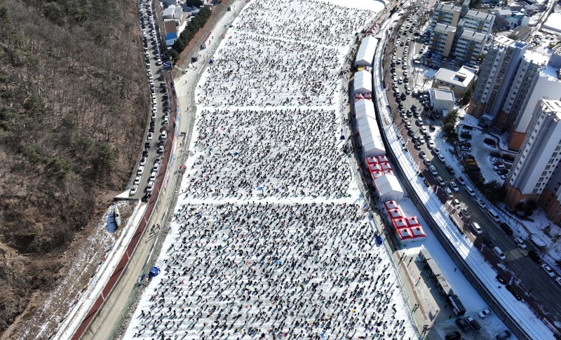 지난 25일 강원도 화천군 화천천 일대에서 열린 '2026 화천 산천어축제'에서 관광객들이 얼음낚시를 즐기고 있다. 2026.1.25/뉴스1 ⓒ News1 구윤성 기자