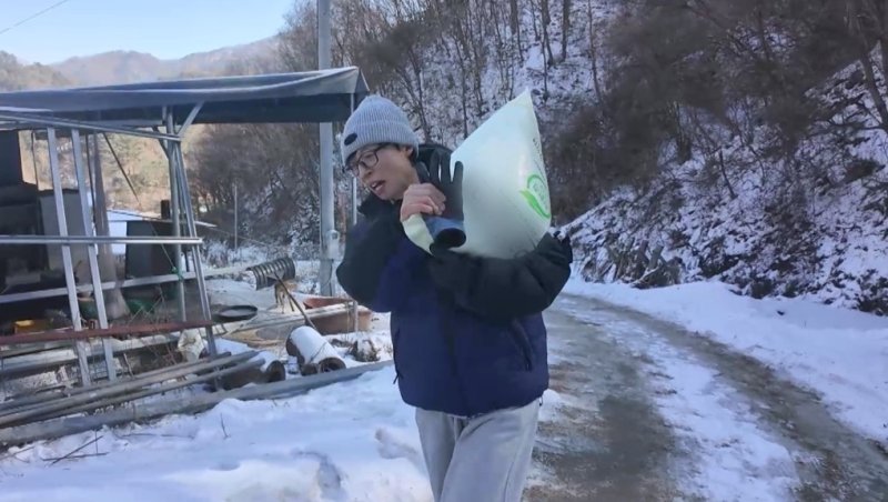 '뼈다귀' 주우재, 혹한기 홍천서 20㎏ 포대 옮기다 철퍼덕…"왜 눈물나?"