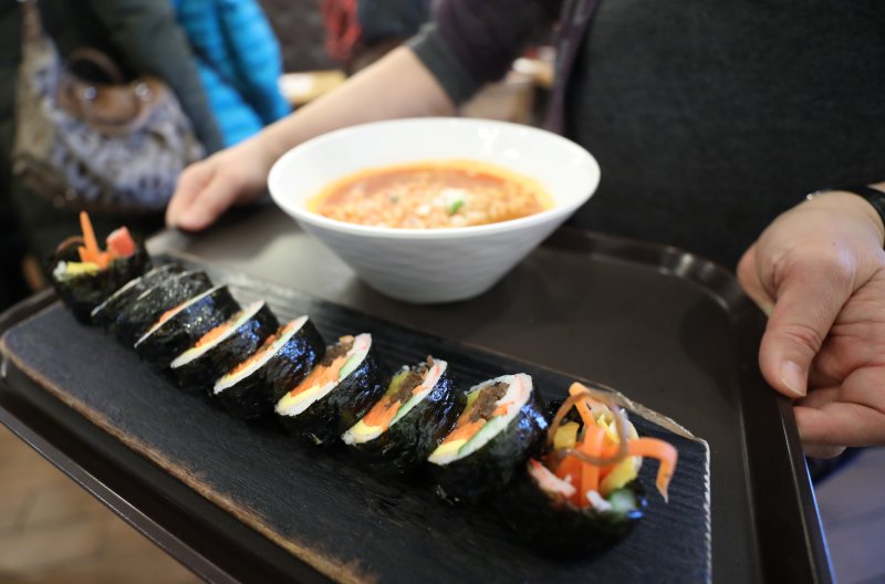 서울시내의 한 분식집에서 종업원이 김밥과 라면을 준비하고 있다.ⓒ News1 구윤성 기자