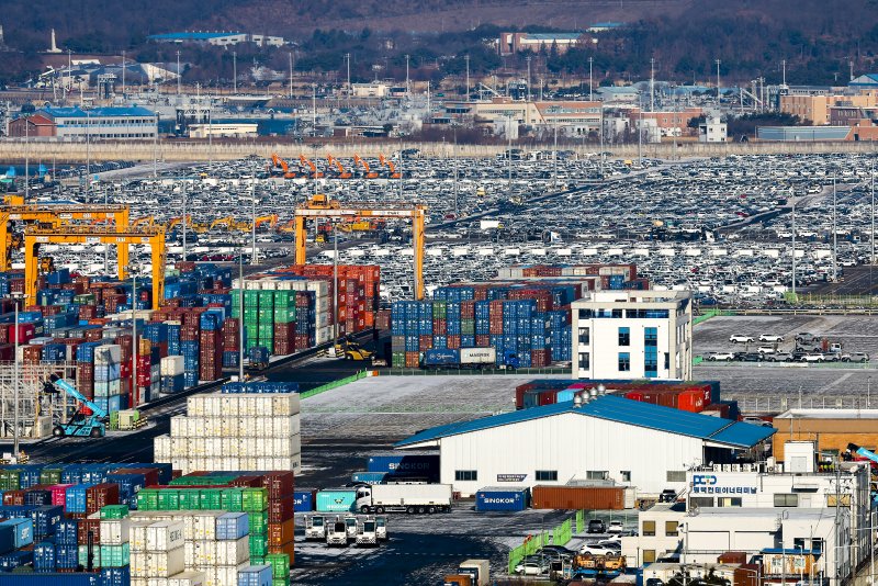 [평택=뉴시스] 정병혁 기자 = 27일 경기 평택시 평택항에 수출용 자동차와 컨테이너가 세워져 있다. 도널드 트럼프 미국 대통령이 한국산 제품에 대한 관세를 무역합의 이전 수준으로 다시 인상하겠다고 밝혔다. 트럼프 대통령은 이날 소셜미디어(SNS) 트루스소셜에 "한국 국회가 우리의 역사적인 무역합의를 비준하지 않았기에, 그들의 권한이지만, 저는 이에 따라 한국산 자동차, 목재, 의약품 및 기타 상호관세를 15%에서 25%로 인상할 것이다"고 밝혔다. 2026.01.27. jhope@newsis.com