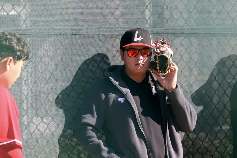 [서울=뉴시스] 프로야구 SSG 랜더스의 추신수 구단주 보좌역이 미국 플로리다주 베로비치에서 진행 중인 구단 스프링캠프 훈련을 지켜보고 있다. (사진=SSG 랜더스 제공) 2026.01.30. *재판매 및 DB 금지