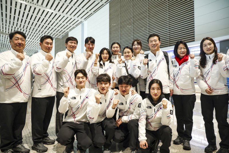유승민 대한체육회장이 30일 인천국제공항 제2터미널에서 2026 밀라노·코르티나담페초 동계올림픽에 출전하는 선수단과 기념촬영을 하고 있다. 뉴시스