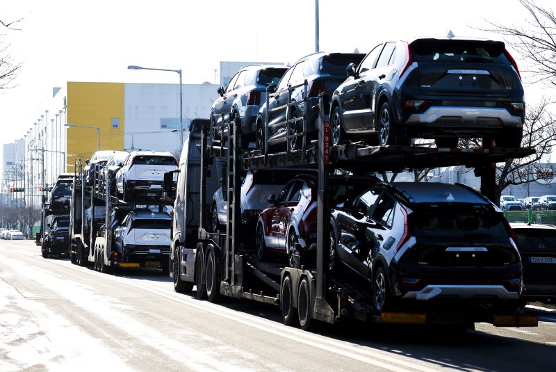 [평택=뉴시스] 정병혁 기자 = 27일 경기 평택시 평택항에서 수출용 차량을 싣은 트레일러가 이동하고 있다.도널드 트럼프 미국 대통령이 한국산 제품에 대한 관세를 무역합의 이전 수준으로 다시 인상하겠다고 밝혔다. 트럼프 대통령은 이날 소셜미디어(SNS) 트루스소셜에 "한국 국회가 우리의 역사적인 무역합의를 비준하지 않았기에, 그들의 권한이지만, 저는 이에 따라 한국산 자동차, 목재, 의약품 및 기타 상호관세를 15%에서 25%로 인상할 것이다"고 밝혔다. 2026.01.27. jhope@newsis.com