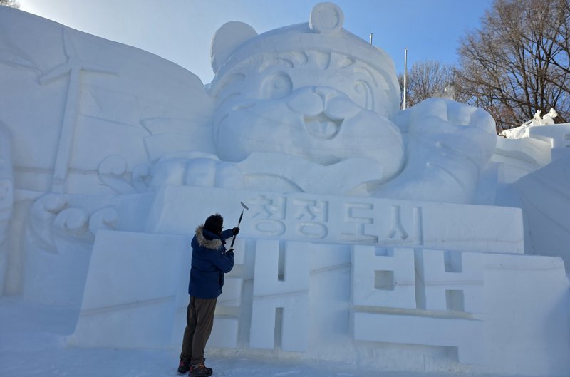 30일 태백산국립공원 당골광장에서 제33회 태백산 눈축제를 상징하는 '청정도시 태백 상징조형물' 눈조각 작업이 한창 진행되고 있다.(사진=뉴시스) *재판매 및 DB 금지