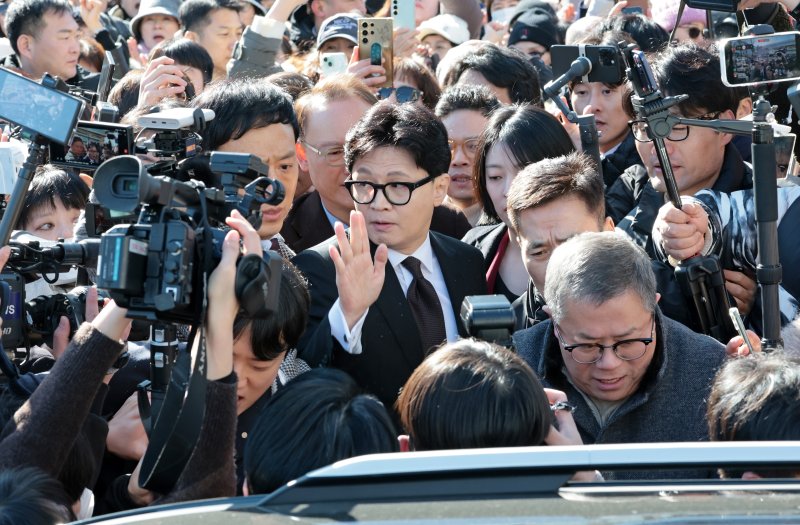 한동훈 전 국민의힘 대표가 29일 서울 여의도 국회 소통관에서 국민의힘 지도부의 제명 결정에 관한 입장 발표를 마치고 차량으로 향하고 있다. (공동취재) 2026.1.29/뉴스1 ⓒ News1 이승배 기자