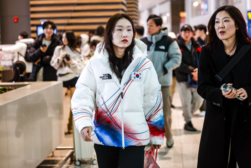 [인천공항=뉴시스] 정병혁 기자 = 2026 밀라노·코르티나담페초 동계올림픽에 출전하는 대한민국 최민정이 30일 인천국제공항 제2터미널을 통해 출국을 위해 이동하고 있다. 2026.01.30. jhope@newsis.com