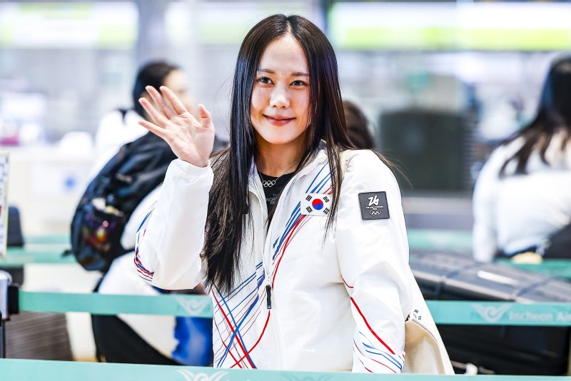 [인천공항=뉴시스] 정병혁 기자 = 2026 밀라노·코르티나담페초 동계올림픽에 출전하는 대한민국 박지우가 30일 인천국제공항 제2터미널을 통해 출국하기에 앞서 출국수속을 하고 있다. 2026.01.30. jhope@newsis.com