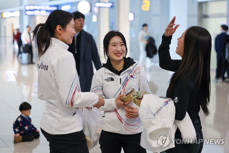 밝은 표정으로 대화 나누는 심석희-김길리-박지우 (출처=연합뉴스)