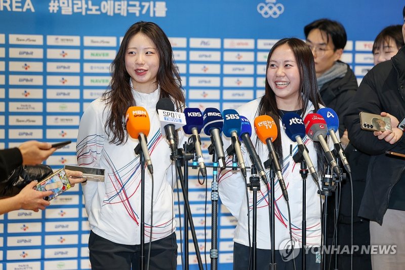 인터뷰하는 임리원-박지우 (출처=연합뉴스)