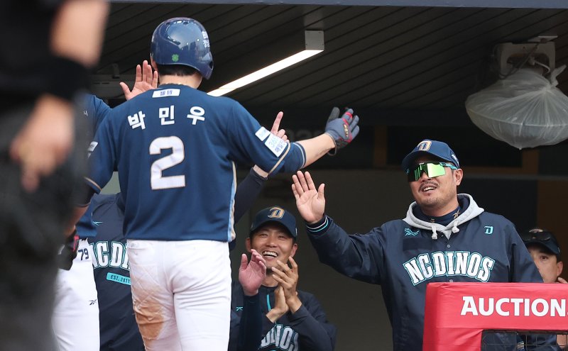 13일 인천SSG 랜더스필드에서 열린 '2025 신한 SOL뱅크 KBO리그' NC 다이노스와 SSG 랜더스의 경기, NC 이호준 감독이 1회초 2사 1루 상황 박건우의 1타점 2루타 때 득점을 올린 박민우와 하이파이브를 하고 있다. 2025.5.13/뉴스1 ⓒ News1 김성진 기자