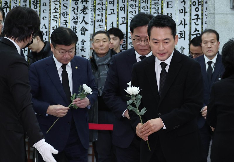 [서울=뉴시스] 사진공동취재단 = 국민의힘 장동혁 대표와 송언석 원내대표 등 지도부가 30일 오전 서울 종로구 서울대학교병원 장례식장에 마련된 고(故) 이해찬 전 국무총리의 빈소에서 조문하고 있다. 2026.01.30. photo@newsis.com