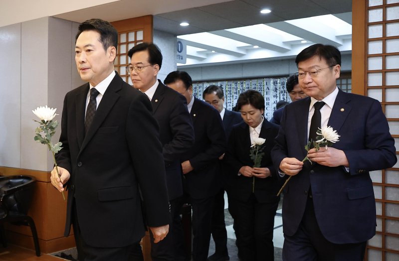 [서울=뉴시스] 사진공동취재단 = 국민의힘 장동혁 대표와 송언석 원내대표 등 지도부가 30일 오전 서울 종로구 서울대학교병원 장례식장에 마련된 고(故) 이해찬 전 국무총리의 빈소에서 조문하고 있다. 2026.01.30. photo@newsis.com