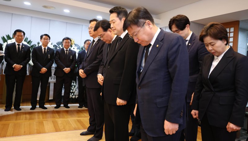 [서울=뉴시스] 사진공동취재단 = 국민의힘 장동혁 대표와 송언석 원내대표 등 지도부가 30일 오전 서울 종로구 서울대학교병원 장례식장에 마련된 고(故) 이해찬 전 국무총리의 빈소에서 조문하고 있다. 2026.01.30. photo@newsis.com
