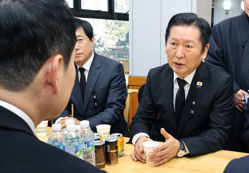 [서울=뉴시스] 사진공동취재단 = 정청래 더불어민주당 대표가 30일 오전 서울 종로구 서울대학교병원 장례식장에 마련된 고(故) 이해찬 전 국무총리의 빈소에서 조문을 마친 장동혁 국민의힘 대표와 대화하고 있다. 2026.01.30. photo@newsis.com