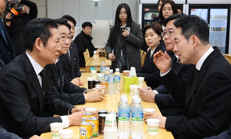 [서울=뉴시스] 사진공동취재단 = 장동혁 국민의힘 장동혁 대표가 30일 오전 서울 종로구 서울대학교병원 장례식장에 마련된 고(故) 이해찬 전 국무총리의 빈소를 찾아 조문한 뒤 정청래 더불어민주당 대표와 대화하고 있다. 2026.01.30. photo@newsis.com