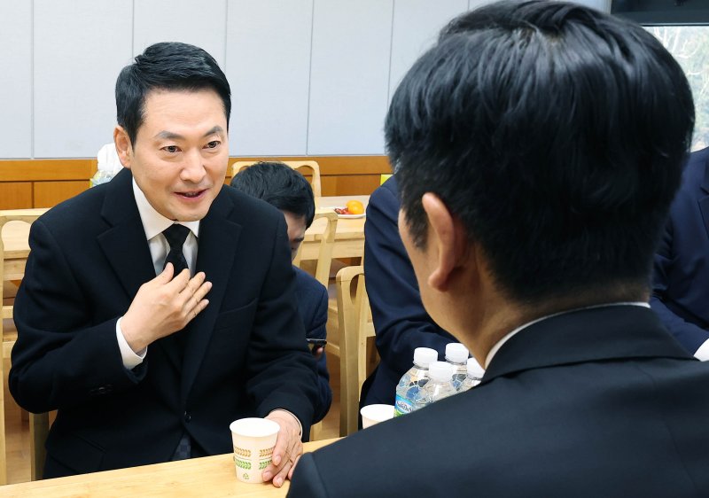 [서울=뉴시스] 사진공동취재단 = 장동혁 국민의힘 대표가 30일 오전 서울 종로구 서울대학교병원 장례식장에 마련된 고(故) 이해찬 전 국무총리의 빈소에서 조문을 한 뒤 정청래 더불어민주당 대표와 대화하고 있다. 2026.01.30. photo@newsis.com