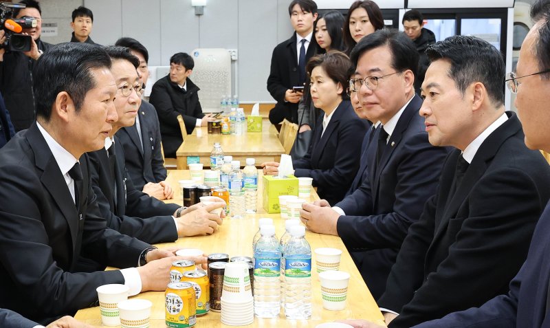 [서울=뉴시스] 사진공동취재단 = 장동혁 국민의힘 장동혁 대표가 30일 오전 서울 종로구 서울대학교병원 장례식장에 마련된 고(故) 이해찬 전 국무총리의 빈소를 찾아 조문한 뒤 정청래 더불어민주당 대표와 대화하고 있다. 2026.01.30. photo@newsis.com