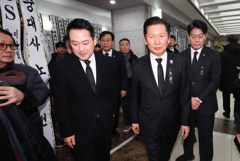 [서울=뉴시스] 사진공동취재단 = 정청래 더불어민주당 대표가 30일 오전 서울 종로구 서울대학교병원 장례식장에 마련된 고(故) 이해찬 전 국무총리의 빈소에서 조문을 마친 장동혁 국민의힘 대표를 배웅하고 있다. 2026.01.30. photo@newsis.com