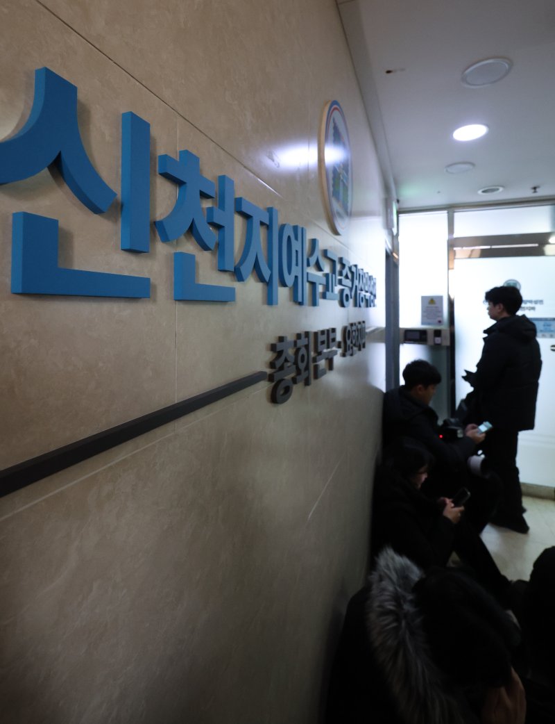 [과천=뉴시스] 황준선 기자 = 신천지의 정교유착 의혹을 수사하는 합동수사본부가 신천지에 대한 첫 강제수사에 나선 30일 경기 과천시 신천지 총회 본부에 취재진이 대기하고 있다. 2026.01.30. hwang@newsis.com