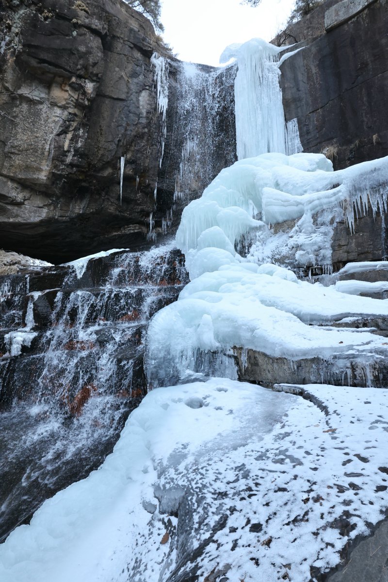 충북 괴산군 연풍면 수옥폭포가 최근 이어진 맹추위로 거대한 빙폭으로 변했다.2026.01.30.(괴산군 제공)./뉴스1 ⓒ News1 이성기 기자