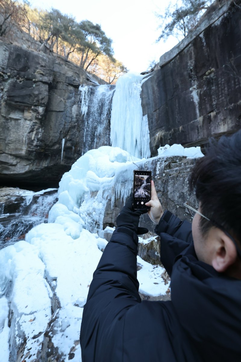충북 괴산군 연풍면 수옥폭포가 최근 이어진 맹추위로 거대한 빙폭으로 변했다. 관광객이 겨울 장관을 담고 있다.2026.01.30.(괴산군 제공/뉴스1 ⓒ News1 이성기 기자