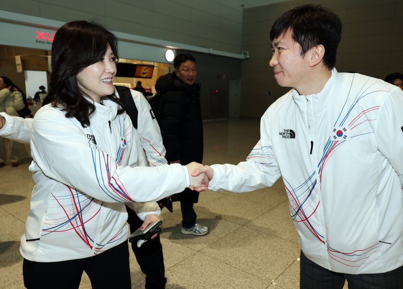 이수경 2026 밀라노·코르티나담페초 동계올림픽 대한민국 대표팀 선수단장이 30일 오전 인천국제공항 제2터미널에서 이탈리아 밀라노로 출국 전 유승민 대한체육회장과 인사를 나누고 있다. 2026.1.30/뉴스1 ⓒ News1 김진환 기자
