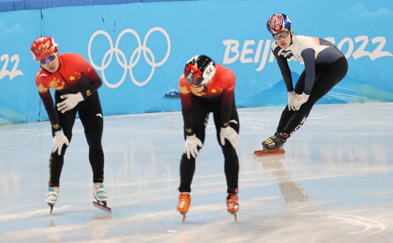 황대헌이 7일 중국 베이징 수도실내체육관에서 열린 2022 베이징 동계올림픽 쇼트트랙 남자 1000m 준결승 경기를 마친 후 숨을 고르고 있다. 황대헌은 레인 변경이 늦었다는 이유로 실격됐다. 2022.2.8/뉴스1 ⓒ News1 안은나 기자