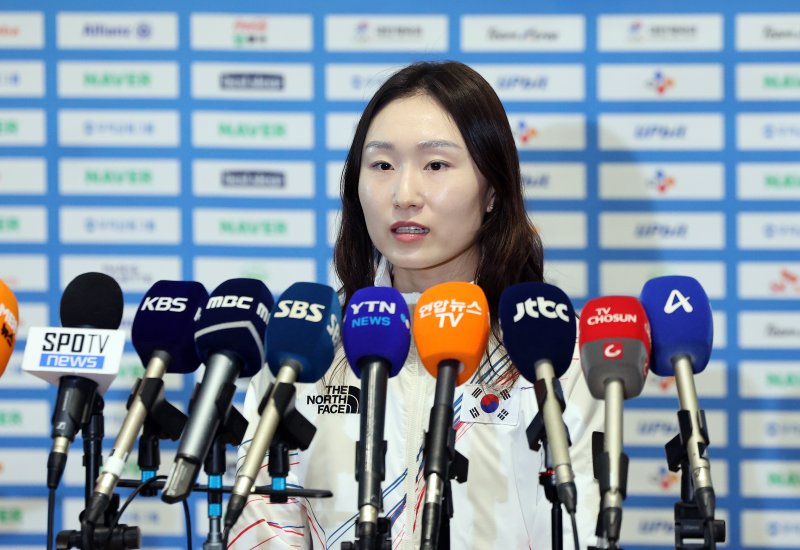 2026 밀라노·코르티나담페초 동계올림픽에 출전하는 대한민국 쇼트트랙 대표팀의 최민정이 30일 오전 인천국제공항 제2터미널을 통해 이탈리아 밀라노로 출국 전 취재진과 공식 인터뷰를 하고 있다. 2026.1.30/뉴스1 ⓒ News1 김진환 기자