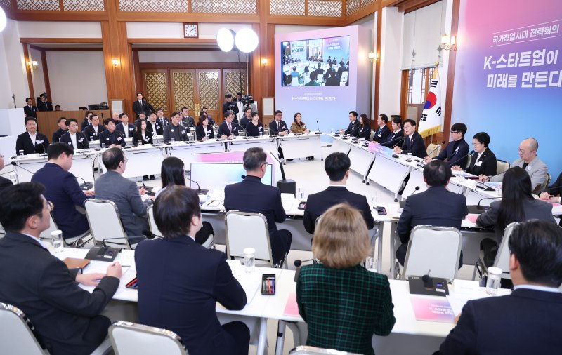 이재명 대통령이 30일 청와대에서 열린 국가창업시대 전략회의 'K-스타트업이 미래를 만든다'에서 발언하고 있다. 연합뉴스