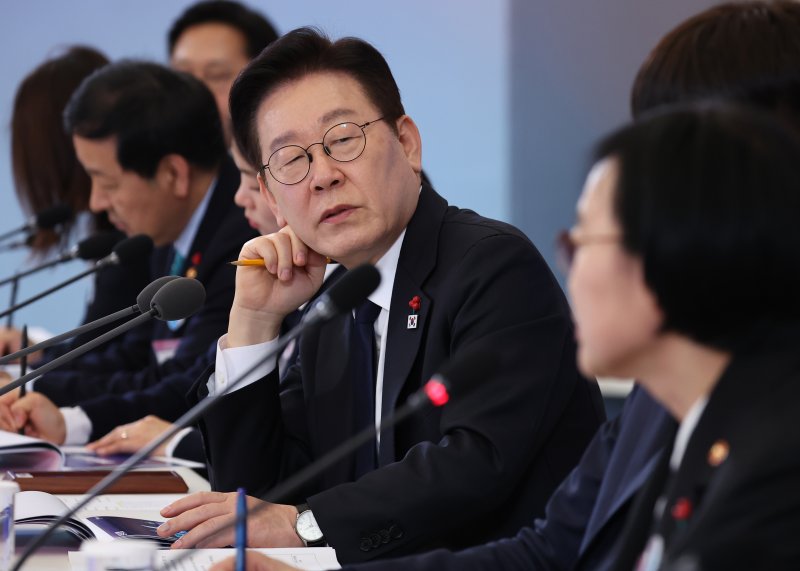 이재명 대통령이 30일 청와대에서 열린 국가창업시대 전략회의 'K-스타트업이 미래를 만든다'에서 한성숙 중기부 장관에게 질문하고 있다. 연합뉴스