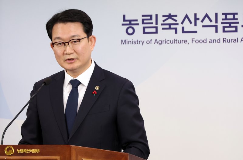 [세종=뉴시스] 강종민 기자 = 김종구 농림축산식품부 차관이 8일 세종시 정부세종청사에서 농협중앙회와 농협재단에 대한 특별감사 중간결과를 발표하고 있다. 2026.01.08. ppkjm@newsis.com