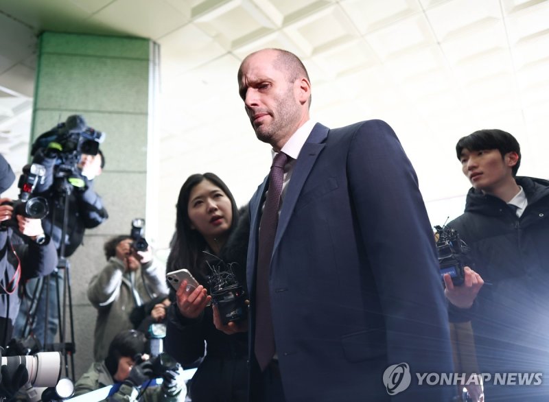 경찰 출석하는 로저스 쿠팡 한국 임시 대표 (출처=연합뉴스)