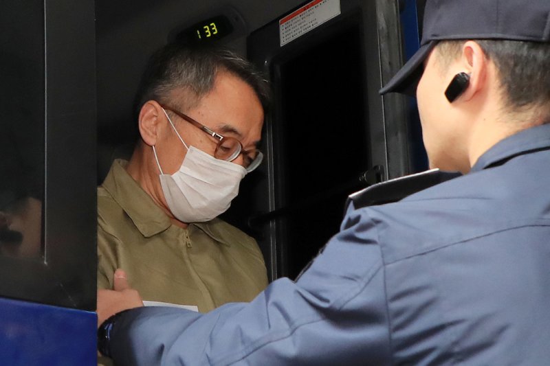 사법행정권 남용 의혹의 핵심인물 임종헌 전 법원행정처 차장이 지난 2018년 10월 28일 오후 서울 서초구 중앙지방검찰청에 소환되고 있다. 임 전 차장은 전날 구속됐다.2018.10.28/뉴스1 ⓒ News1 안은나 기자