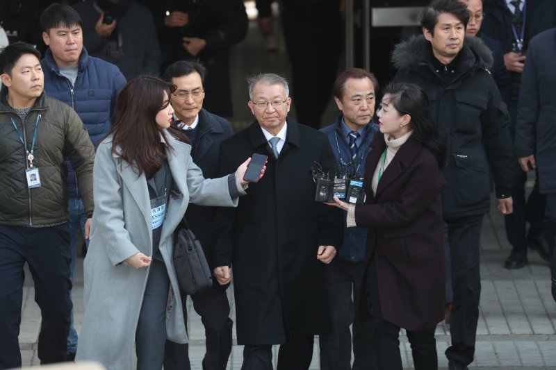 사법행정권 남용 의혹 정점으로 지목된 양승태 전 대법원장이 지난 2019년 1월 23일 오전 서울 서초구 서울중앙지방법원에서 열리는 구속 전 피의자심문(영장실질심사)을 마친 후 법정을 나서고 있다. 2019.1.23/뉴스1 ⓒ News1 박세연 기자