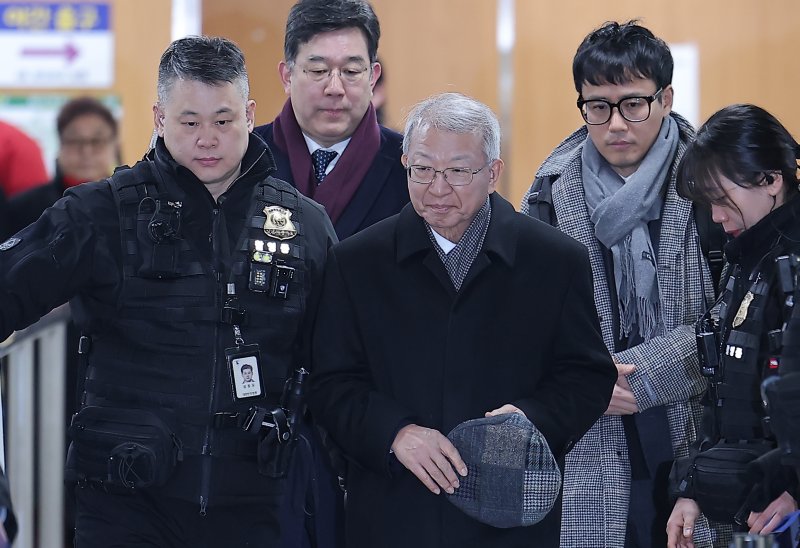 [서울=뉴시스] 최진석 기자 = '사법농단' 의혹을 받는 양승태 전 대법원장이 30일 서울 서초구 서울고등법원에서 열린 직권남용 권리 행사 방해 혐의 2심 선고 공판에 출석하고 있다. (공동취재) 2026.01.30. photo@newsis.com *재판매 및 DB 금지