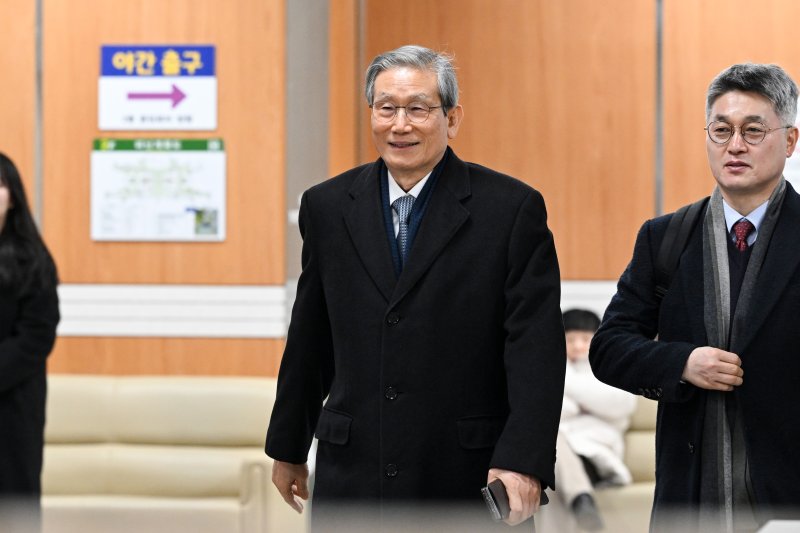 [서울=뉴시스] 최진석 기자 = 고영한 전 대법관이 30일 서울 서초구 서울고등법원에서 열린 2심 선고 공판에 출석하고 있다. (공동취재) 2026.01.30. photo@newsis.com *재판매 및 DB 금지