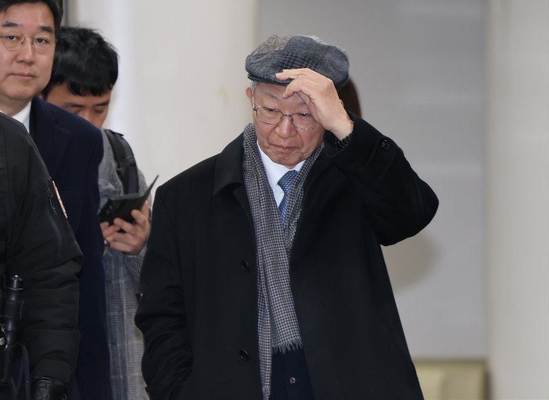 [서울=뉴시스] 최진석 기자 = 양승태 전 대법원장이 30일 서울 서초구 서울고등법원에서 열린 '사법농단 혐의' 2심 선고 공판에서 징역 6개월에 집행유예 1년을 선고 받은 후 법원 청사를 나서고 있다. (공동취재) 2026.01.30. photo@newsis.com *재판매 및 DB 금지