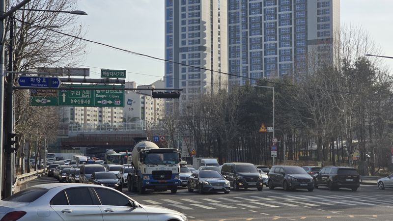 30일 서울 노원구 공릉동 화랑대사거리 전경. 출퇴근 시간이 아닌 오후 2시임에도 차량들이 줄지어 신호를 기다리고 있다. 사진=최아영 기자