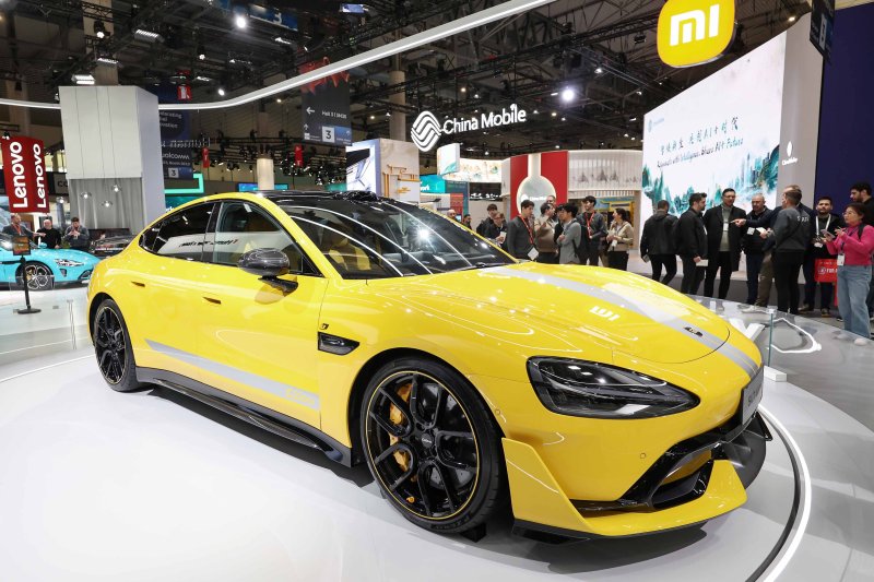 4일(현지시간) 스페인 바르셀로나 피라 그란 비아 전시장에서 열린 '모바일 월드 콩그레스(MWC) 2025'에서 샤오미 부스 한가운데 '샤오미 SU7울트라' 전기차가 전시돼 있다. ⓒ News1 민경석 기자