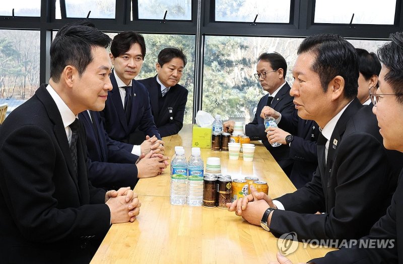 대화하는 더불어민주당 정청래 대표와 국민의힘 장동혁 대표 (출처=연합뉴스)