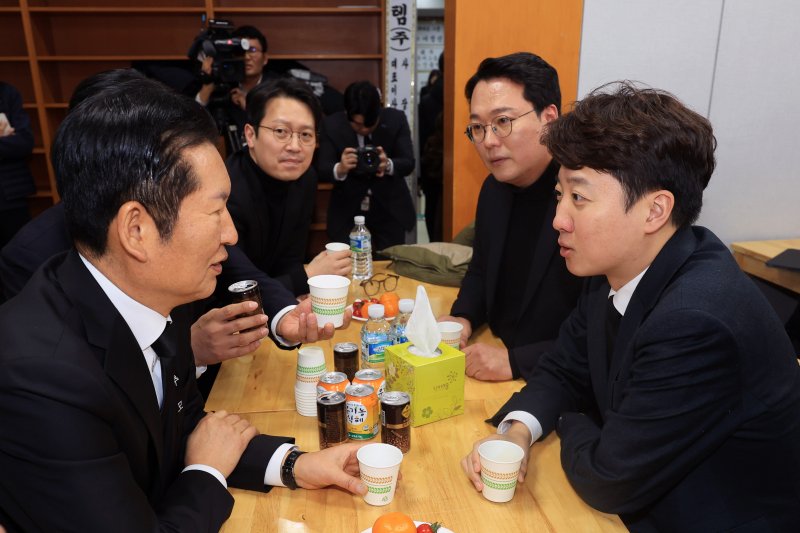 이준석 개혁신당 대표가 30일 오후 서울 종로구 서울대학교병원 장례식장에 마련된 故 이해찬 전 국무총리의 빈소에서 조문을 마친 후 정청래 더불어민주당 대표와 대화하고 있다. 서동일 기자