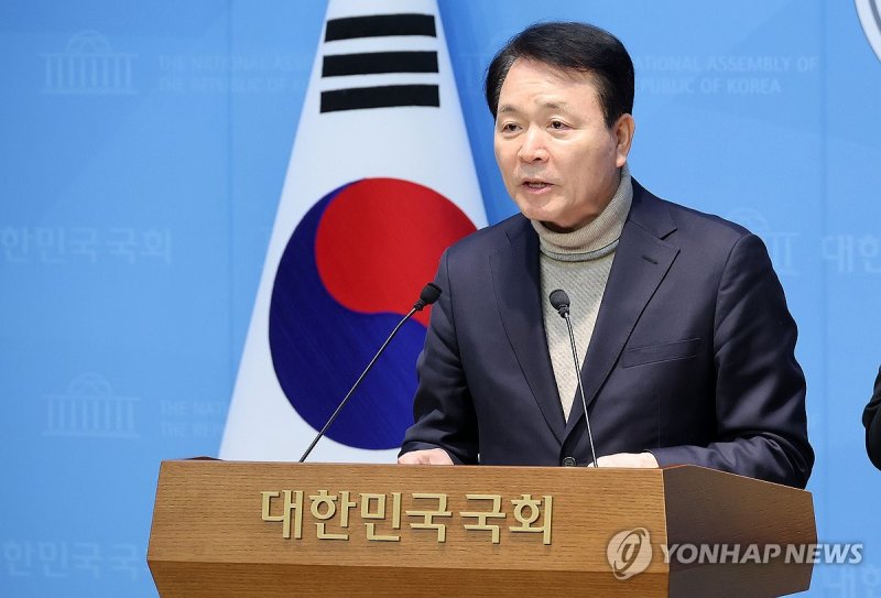 소통관 기자회견 하는 성일종 의원 (출처=연합뉴스)