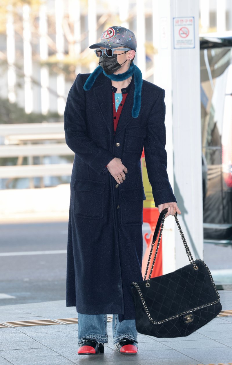 빅뱅 지드래곤이 30일 해외 일정을 위해 인천공항에 도착해 출국장으로 이동하고 있다. ⓒ News1 권현진 기자