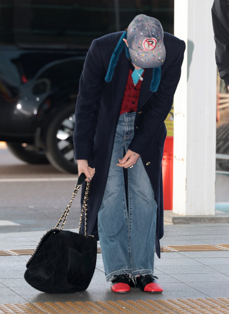 빅뱅 지드래곤이 30일 해외 일정을 위해 인천공항을 통해 말레이시아로 출국하기 전 팬과 취재진에 예의바른 인사를 하고 있다.. ⓒ News1 권현진 기자