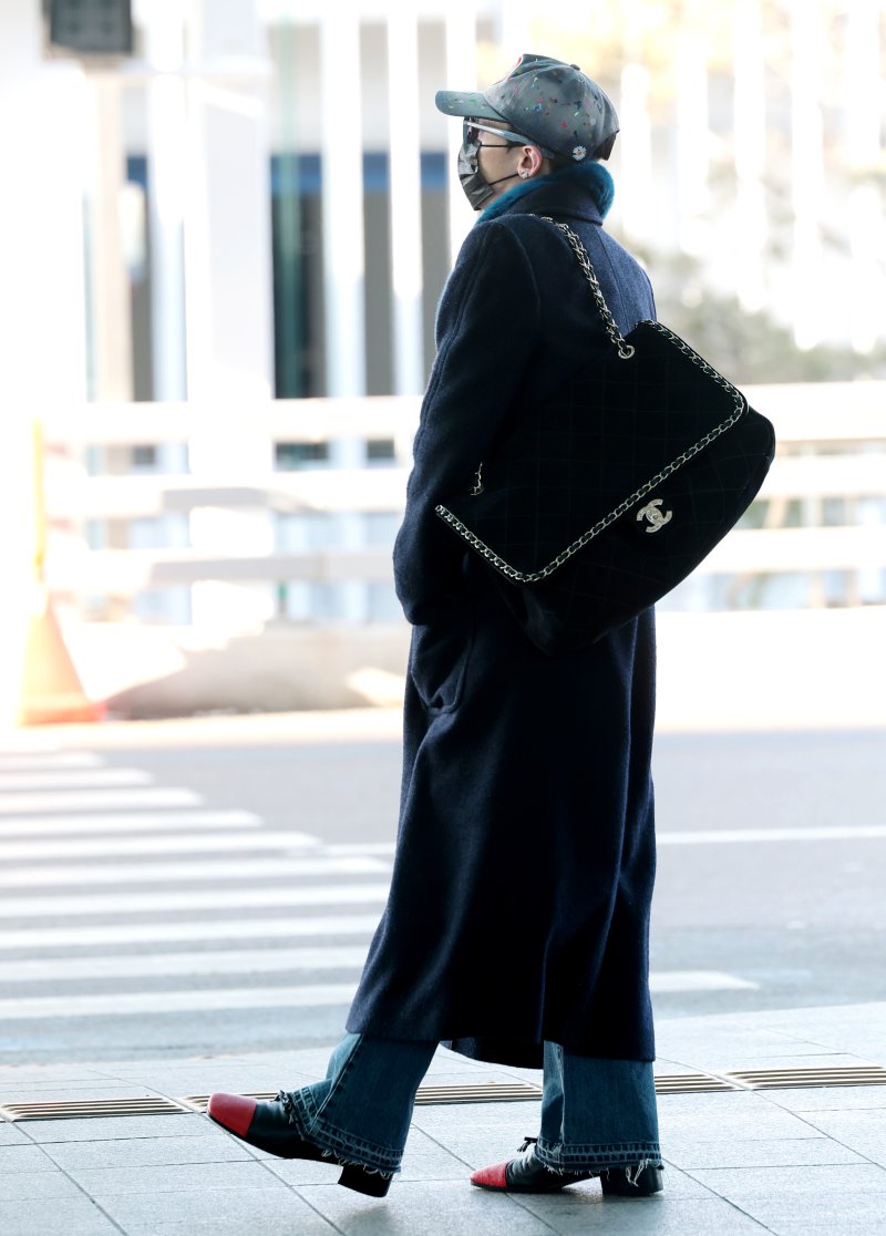 빅뱅 지드래곤이 30일 해외 일정을 위해 인천공항을 통해 말레이시아로 출국하고 있다. ⓒ News1 권현진 기자