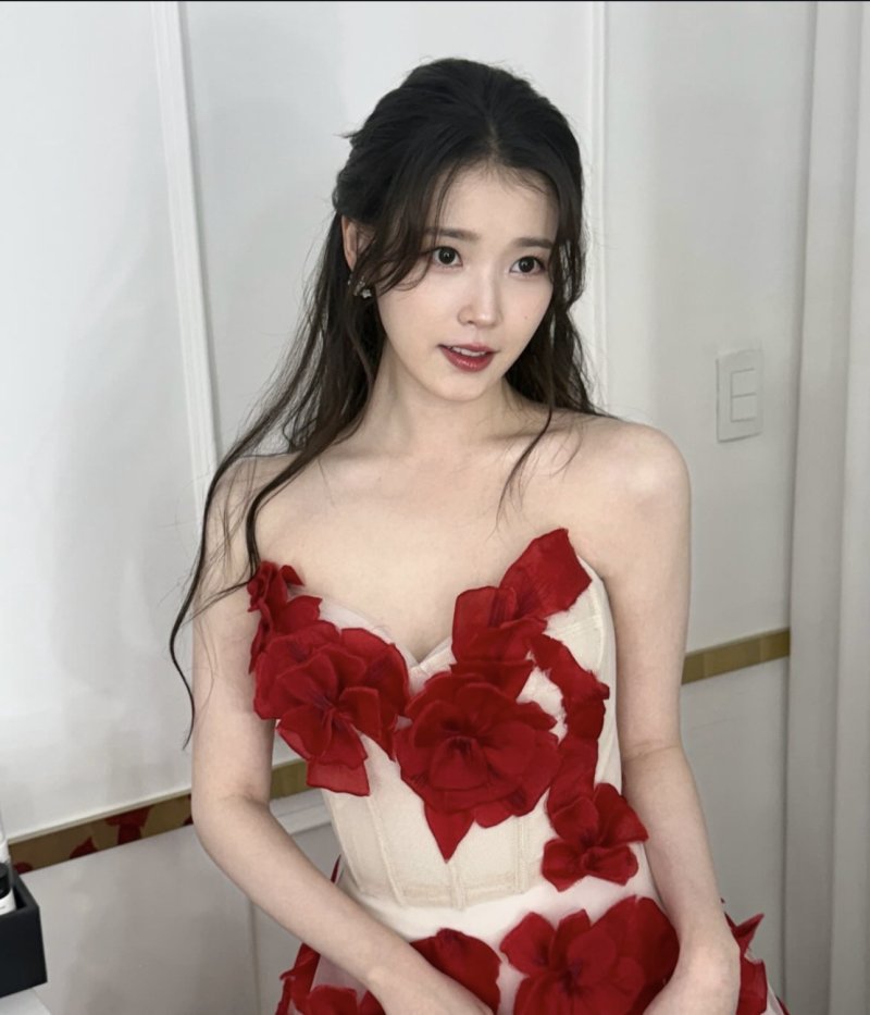 '이종석♥' 아이유 커피차 선물에 하트…완벽 미모